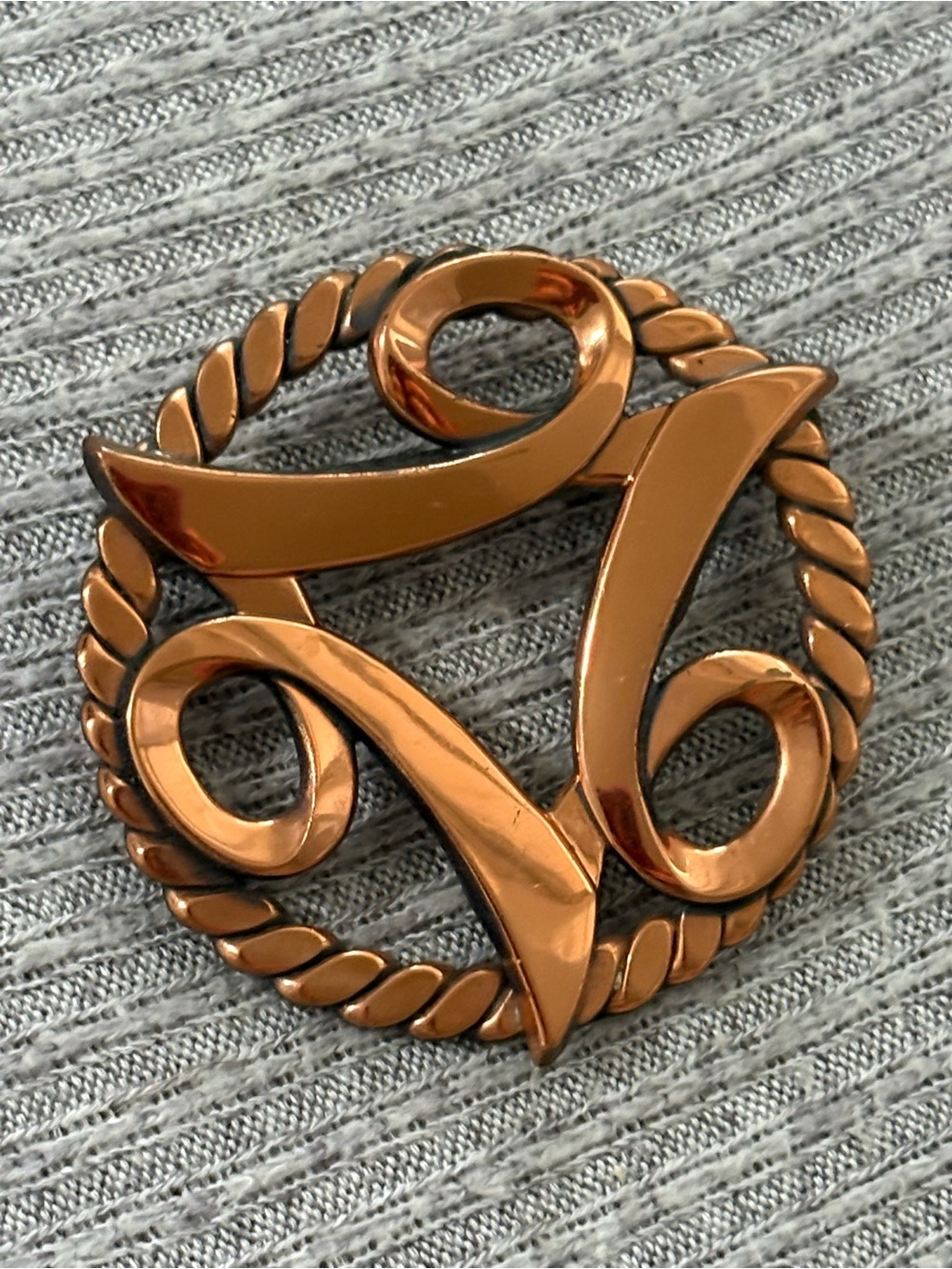 Vintage copper tone round brooch w a triangular abstract design